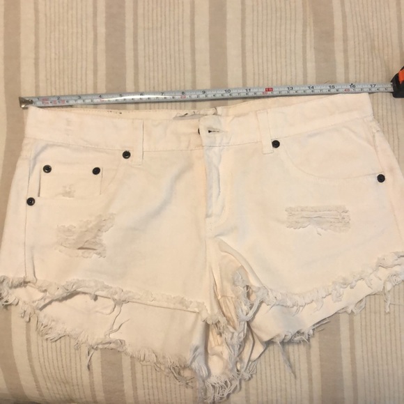 Kittenish white shorts - Picture 7 of 8